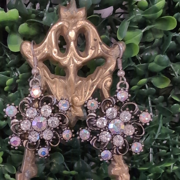 Elegant Snowflakel Crystal Earrings - Picture 2 of 5